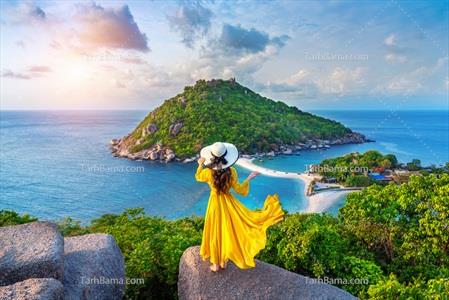 تصویر با کیفیت زن با لباس زرد در منظره دریا و کوه 